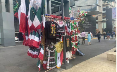 Inician comerciantes venta de artículos patrios