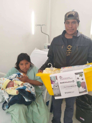Felicita Maru a los padres del primer bebe en Cuauhtemoc