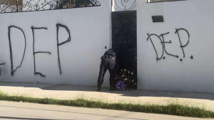 Aparecen pintas y dejan corona frente a casa de Javier Corral