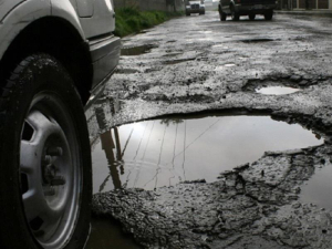 Empiezan aparecer baches y hoyancos en la ciudad