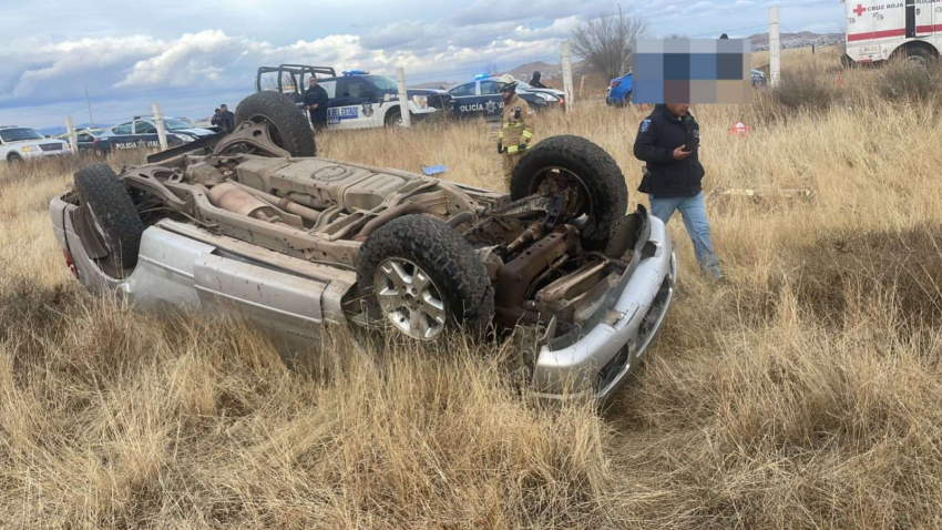 Mueren dos al volcarse en el  Blvd Jorge Castillo