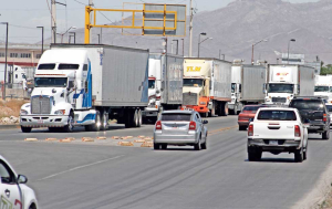 Liberan  transportistas la carretera a Ciudad Ju&aacute;rez