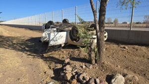 Encuentran veh&iacute;culo volcado en la carretera Cuauht&eacute;moc-La Junta