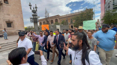 Sale Cruz Pérez del Congreso con protestas y gritos