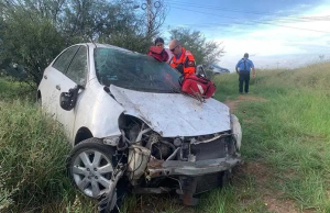 Se vuelca veh&iacute;culo en la r&uacute;a a L&aacute;zaro C&aacute;rdenas, hay lesionados
