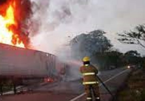 Se incendia tr&aacute;iler en el corredor comercial