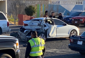 Le destrozan su auto al esperar cambio de luz en sem&aacute;foro