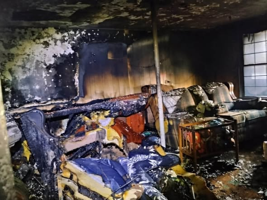 Voraz incendio consume vivienda en Anáhuac