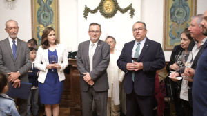 Otorga Rector Rivera Campos premios a trabajos destacados en la UACH