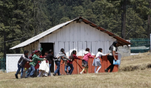 Profesores comunitarios protestan en Guerrero