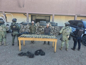 Aseguran equipo t&aacute;ctico, armas y detienen a sujetos en Madera