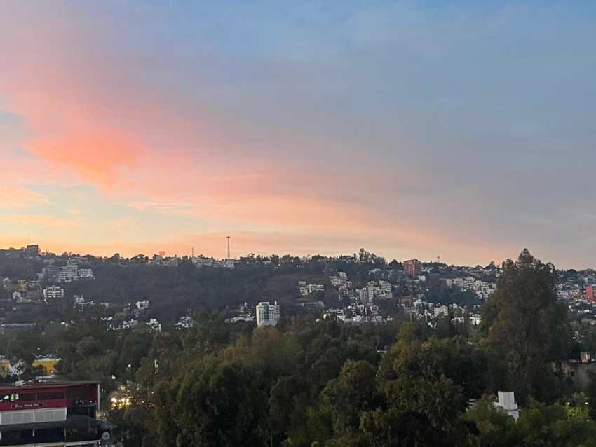Prevén dia caluroso con posibilidades de lluvia ligera