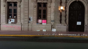 Amanece Palacio de Gobierno con pintas de mujeres