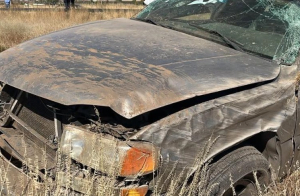Vuelca su camioneta adulto mayor