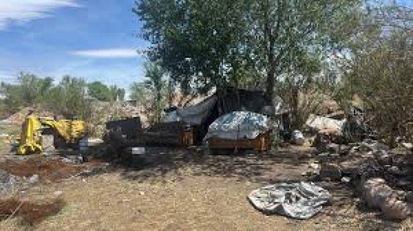 Encuentran a hombre sin vida en lote baldío en Anáhuac