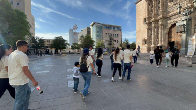 Se suman familias a la visita de los siete templos