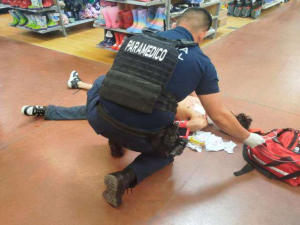 Se refugia en Walmart despu&eacute;s de ser apu&ntilde;alado