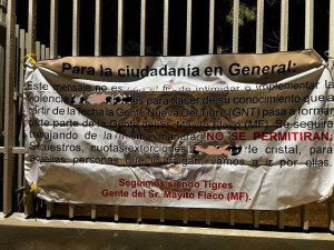 Cuelgan 4 lonas con mensajes del narco