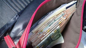 Enga&ntilde;an a mujer y le roban 30 mil pesos