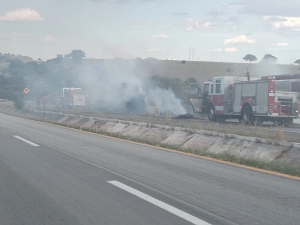 Se quem&oacute; remolque con pastura en la carretera Cuauht&eacute;moc-Chihuahua