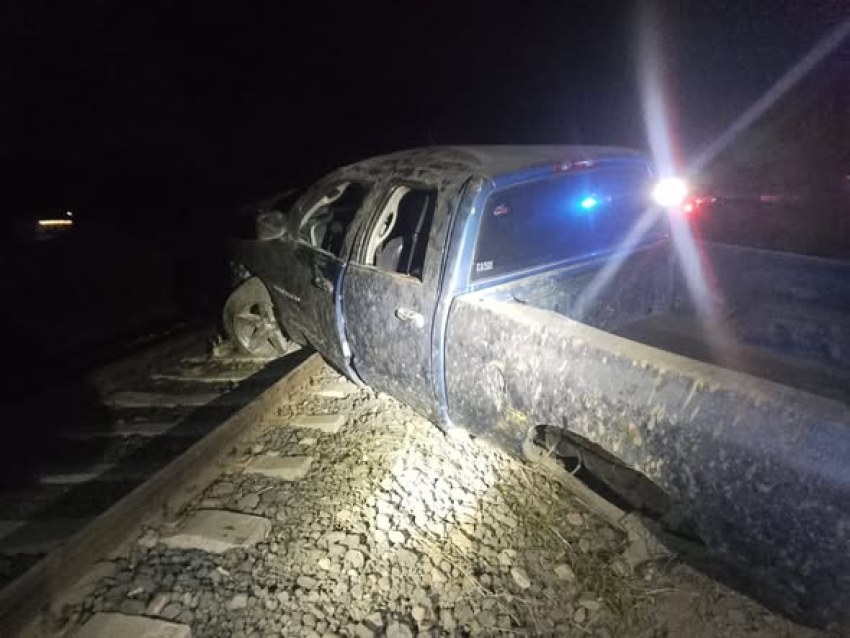 Vuelca su vehículo al huir de la policía