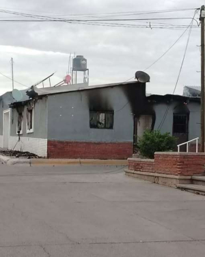 Incendian casa de polic&iacute;as en Carichi