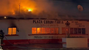 Voraz incendio consume parte de ex colegio en An&aacute;huac