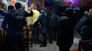 Recorre grupo especial bares, decomisan varios envoltorios de droga