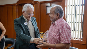 Dan reconocimiento a Oscar Leos