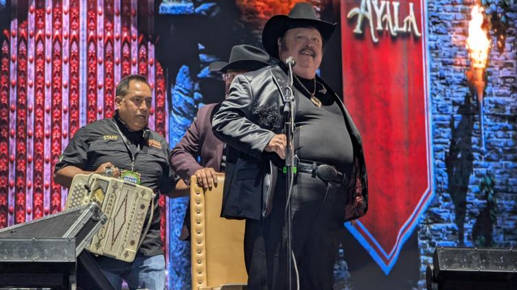 “Si quieren amanecemos”: Deleita Ramón Ayala a miles en El Grito