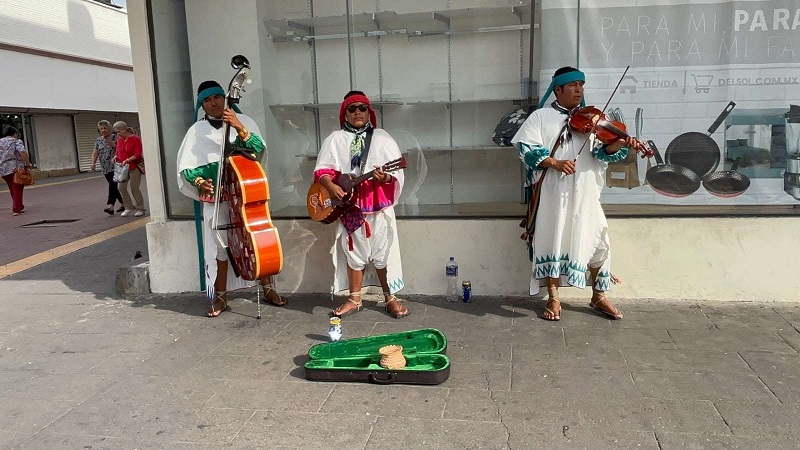 Impacta Trío Rarámuri en Chihuahua con música tradicional