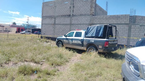 Encuentran a hombre sin vida en lote baldio