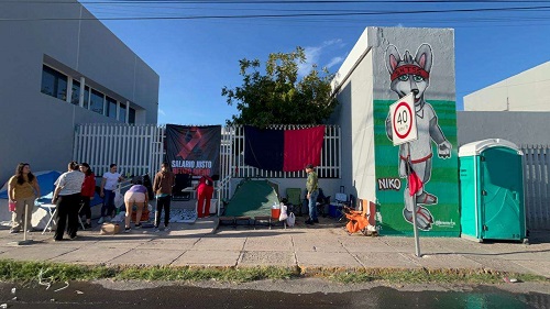 Emplazan a huelga trabajadores del Imss