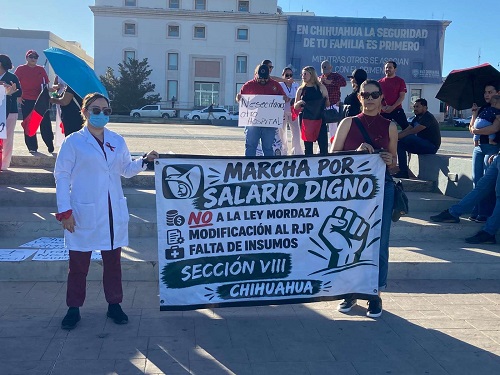 Marchan trabajadores del Imss; exigen mejores salarios