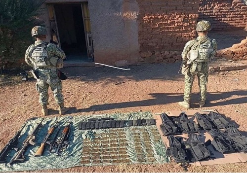Aseguran armas, cartuchos y equipo táctico en Santa Isabel